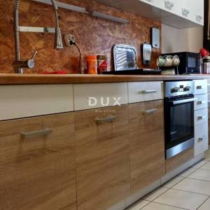 RIJEKA, ŠKURINJE – Prostran stan u neboderu s panoramskim pogledom