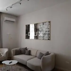 RIJEKA, STROGI CENTAR - stan 2S+DB s balkonom na odličnoj lokaciji! PRILIKA!