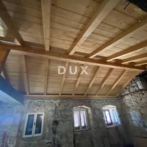 RIJEKA, VIŠKOVO - kuća i gospodarska zgrada + dvorište s pogledom na more! PRILIKA!