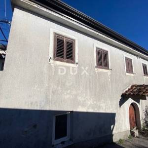 RIJEKA, VIŠKOVO - kuća i gospodarska zgrada + dvorište s pogledom na more! PRILIKA!