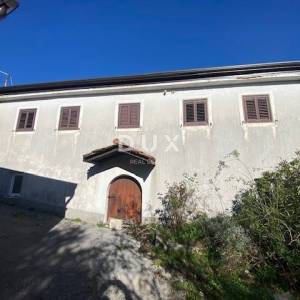 RIJEKA, VIŠKOVO - kuća i gospodarska zgrada + dvorište s pogledom na more! PRILIKA!