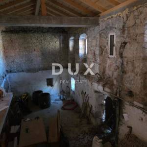 RIJEKA, VIŠKOVO - kuća i gospodarska zgrada + dvorište s pogledom na more! PRILIKA!