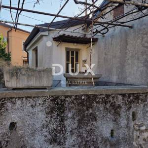 RIJEKA, VIŠKOVO - kuća i gospodarska zgrada + dvorište s pogledom na more! PRILIKA!