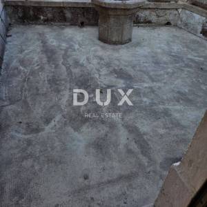 RIJEKA, VIŠKOVO - kuća i gospodarska zgrada + dvorište s pogledom na more! PRILIKA!