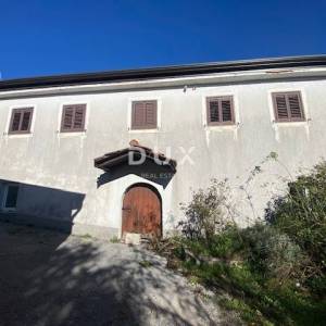 RIJEKA, VIŠKOVO - kuća i gospodarska zgrada + dvorište s pogledom na more! PRILIKA!