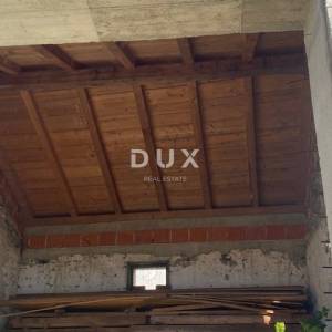 RIJEKA, VIŠKOVO - kuća i gospodarska zgrada + dvorište s pogledom na more! PRILIKA!