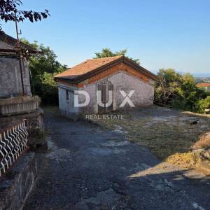 RIJEKA, VIŠKOVO - kuća i gospodarska zgrada + dvorište s pogledom na more! PRILIKA!