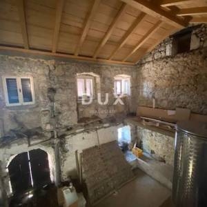 RIJEKA, VIŠKOVO - kuća i gospodarska zgrada + dvorište s pogledom na more! PRILIKA!