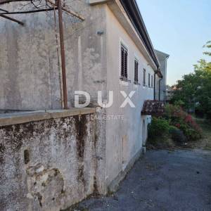 RIJEKA, VIŠKOVO - kuća i gospodarska zgrada + dvorište s pogledom na more! PRILIKA!