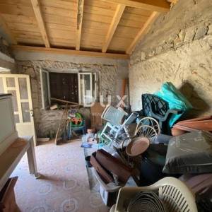 RIJEKA, VIŠKOVO - kuća i gospodarska zgrada + dvorište s pogledom na more! PRILIKA!