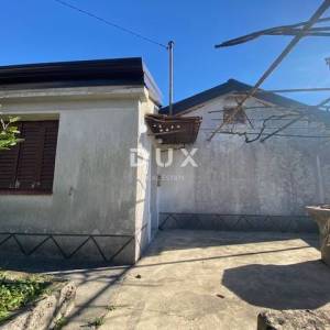 RIJEKA, VIŠKOVO - kuća i gospodarska zgrada + dvorište s pogledom na more! PRILIKA!