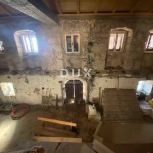 RIJEKA, VIŠKOVO - kuća i gospodarska zgrada + dvorište s pogledom na more! PRILIKA!