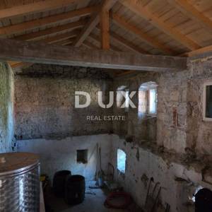 RIJEKA, VIŠKOVO - kuća i gospodarska zgrada + dvorište s pogledom na more! PRILIKA!