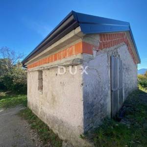 RIJEKA, VIŠKOVO - kuća i gospodarska zgrada + dvorište s pogledom na more! PRILIKA!