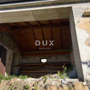 RIJEKA, VIŠKOVO - kuća i gospodarska zgrada + dvorište s pogledom na more! PRILIKA!