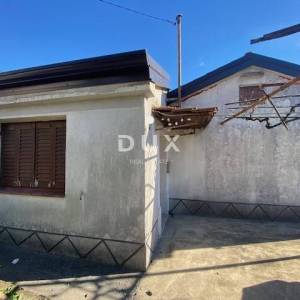 RIJEKA, VIŠKOVO - kuća i gospodarska zgrada + dvorište s pogledom na more! PRILIKA!