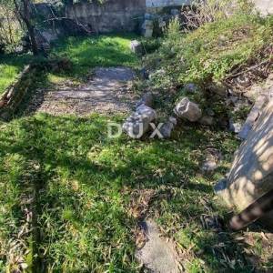 RIJEKA, VIŠKOVO - kuća i gospodarska zgrada + dvorište s pogledom na more! PRILIKA!