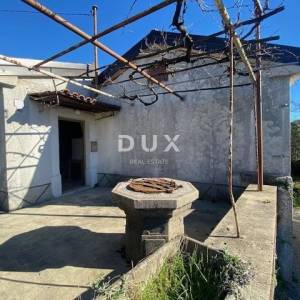 RIJEKA, VIŠKOVO - kuća i gospodarska zgrada + dvorište s pogledom na more! PRILIKA!