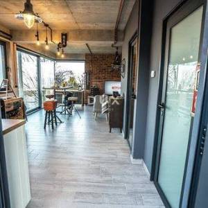 SAMOBOR, GIZNIK - Prilika! Moderna kuća s terasom, jacuzzijem, garažom i panoramskim pogledom!