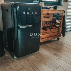 SAMOBOR, GIZNIK - Prilika! Moderna kuća s terasom, jacuzzijem, garažom i panoramskim pogledom!