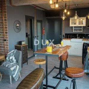 SAMOBOR, GIZNIK - Prilika! Moderna kuća s terasom, jacuzzijem, garažom i panoramskim pogledom!