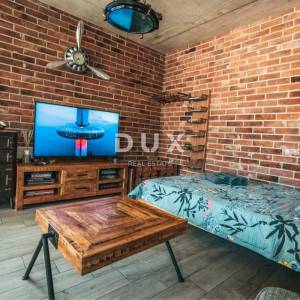 SAMOBOR, GIZNIK - Prilika! Moderna kuća s terasom, jacuzzijem, garažom i panoramskim pogledom!