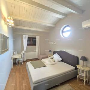 Samostojeća kuća na velikoj parceli s grijanim bazenom!