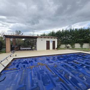 Samostojeća kuća na velikoj parceli s grijanim bazenom!