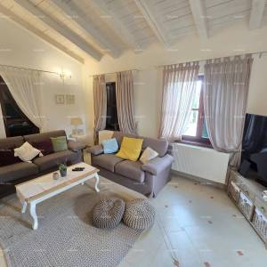 Samostojeća kuća na velikoj parceli s grijanim bazenom!