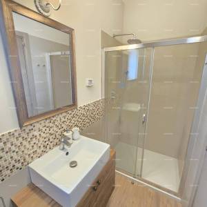 Samostojeća kuća na velikoj parceli s grijanim bazenom!