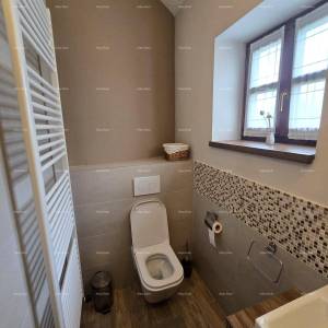 Samostojeća kuća na velikoj parceli s grijanim bazenom!