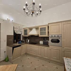 Samostojeća kuća na velikoj parceli s grijanim bazenom!