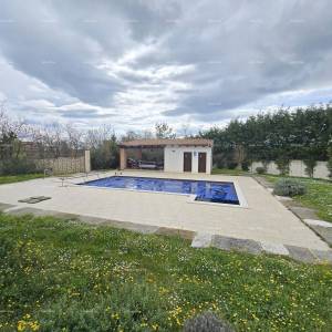 Samostojeća kuća na velikoj parceli s grijanim bazenom!