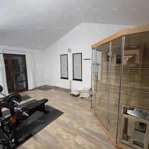 Samostojeća kuća na velikoj parceli s grijanim bazenom!