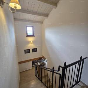 Samostojeća kuća na velikoj parceli s grijanim bazenom!