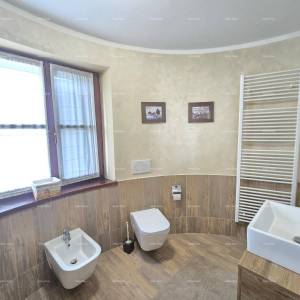 Samostojeća kuća na velikoj parceli s grijanim bazenom!