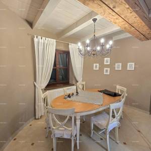 Samostojeća kuća na velikoj parceli s grijanim bazenom!