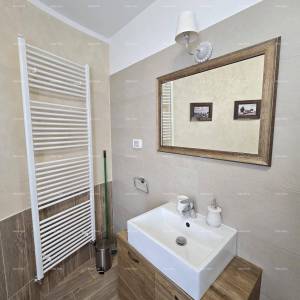 Samostojeća kuća na velikoj parceli s grijanim bazenom!