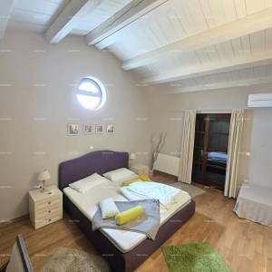 Samostojeća kuća na velikoj parceli s grijanim bazenom!