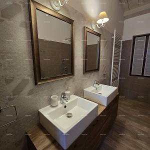 Samostojeća kuća na velikoj parceli s grijanim bazenom!