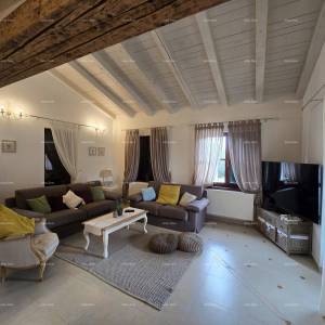 Samostojeća kuća na velikoj parceli s grijanim bazenom!