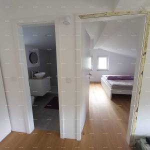 SAMOSTOJEĆA KUĆA S POMOĆNIM OBJEKTOM I PROSTRANOM OKUĆNICOM U ZAPADNOJ ISTRI