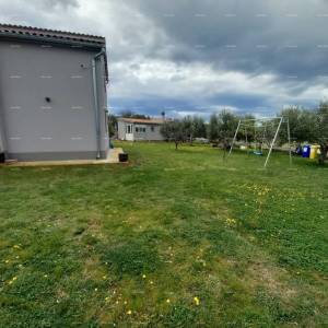 SAMOSTOJEĆA KUĆA S POMOĆNIM OBJEKTOM I PROSTRANOM OKUĆNICOM U ZAPADNOJ ISTRI