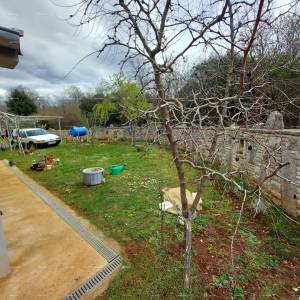 SAMOSTOJEĆA KUĆA S POMOĆNIM OBJEKTOM I PROSTRANOM OKUĆNICOM U ZAPADNOJ ISTRI