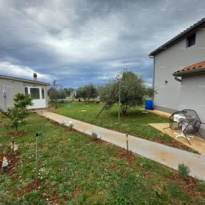 SAMOSTOJEĆA KUĆA S POMOĆNIM OBJEKTOM I PROSTRANOM OKUĆNICOM U ZAPADNOJ ISTRI