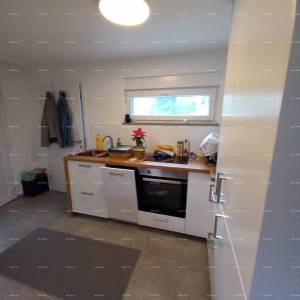 SAMOSTOJEĆA KUĆA S POMOĆNIM OBJEKTOM I PROSTRANOM OKUĆNICOM U ZAPADNOJ ISTRI