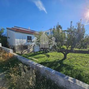 Samostojeća kuća s velikom okućnicom, 1. red do mora - LJUBAČ