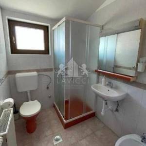 Samostojeća kuća s velikom okućnicom, 1. red do mora - LJUBAČ