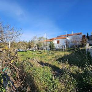 Samostojeća kuća s velikom okućnicom, 1. red do mora - LJUBAČ