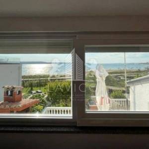 Samostojeća kuća s velikom okućnicom, 1. red do mora - LJUBAČ